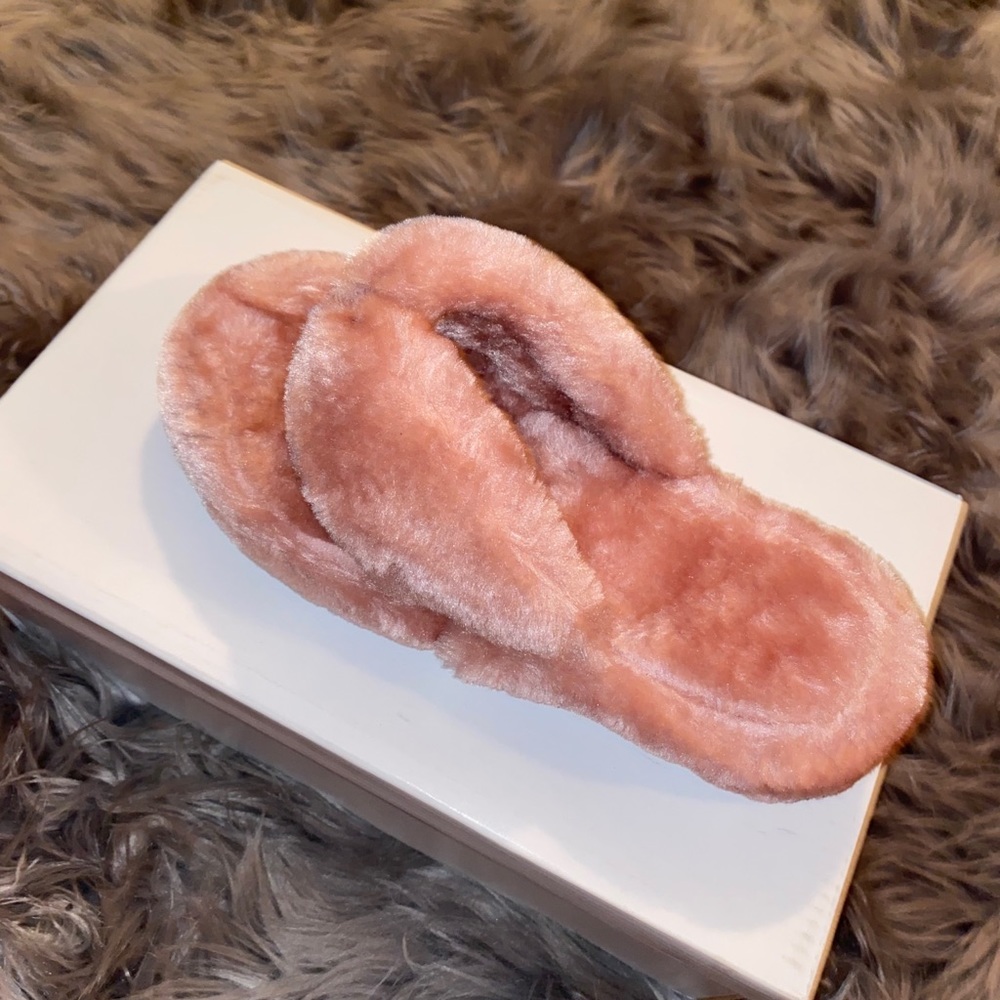 Faux fur slides